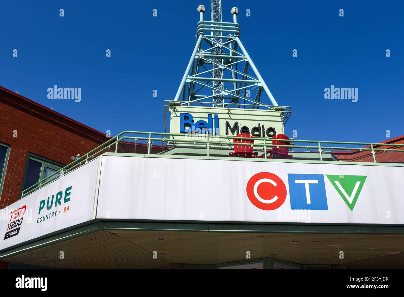 Ottawa, Canada - 17 marzo 2021: Edificio che ospita CJOH, una stazione TV di proprietà di CTV che sta trasmettendo dal 1961. Ospita anche la radio statio Foto Stock
