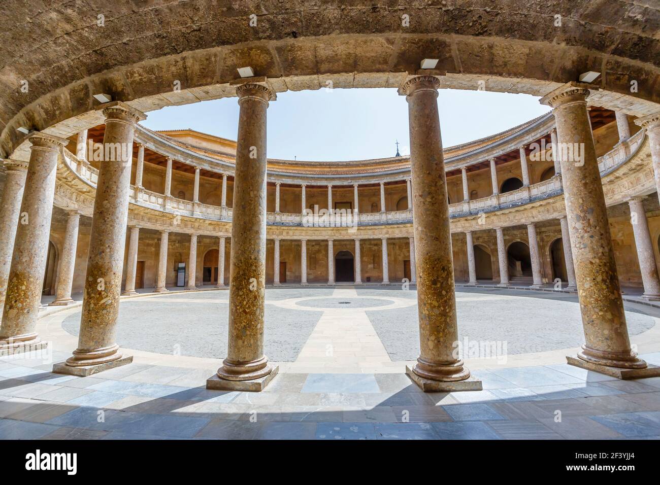 Patio circolare e colonne doriche del Palazzo di Carlo V sulla collina dell'Assabica nella fortificazione Nasrid, Alhambra y Generalife, Granada Foto Stock