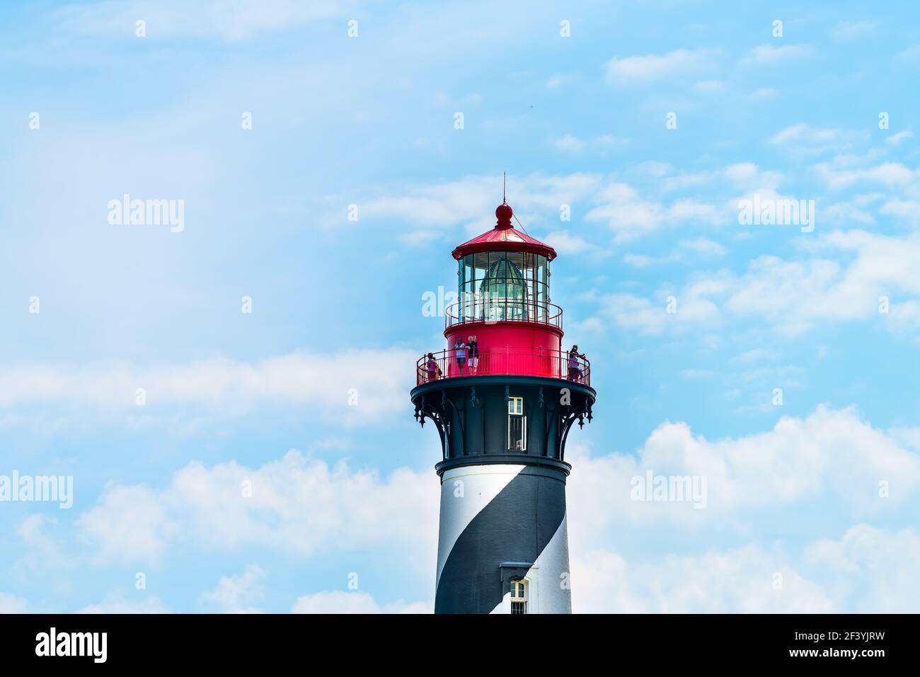 St. Augustine, USA - 10 maggio 2018: Faro di St. Augustine e Museo Marittimo nella città della Florida in estate con le persone che camminano all'ultimo piano isolato ag Foto Stock