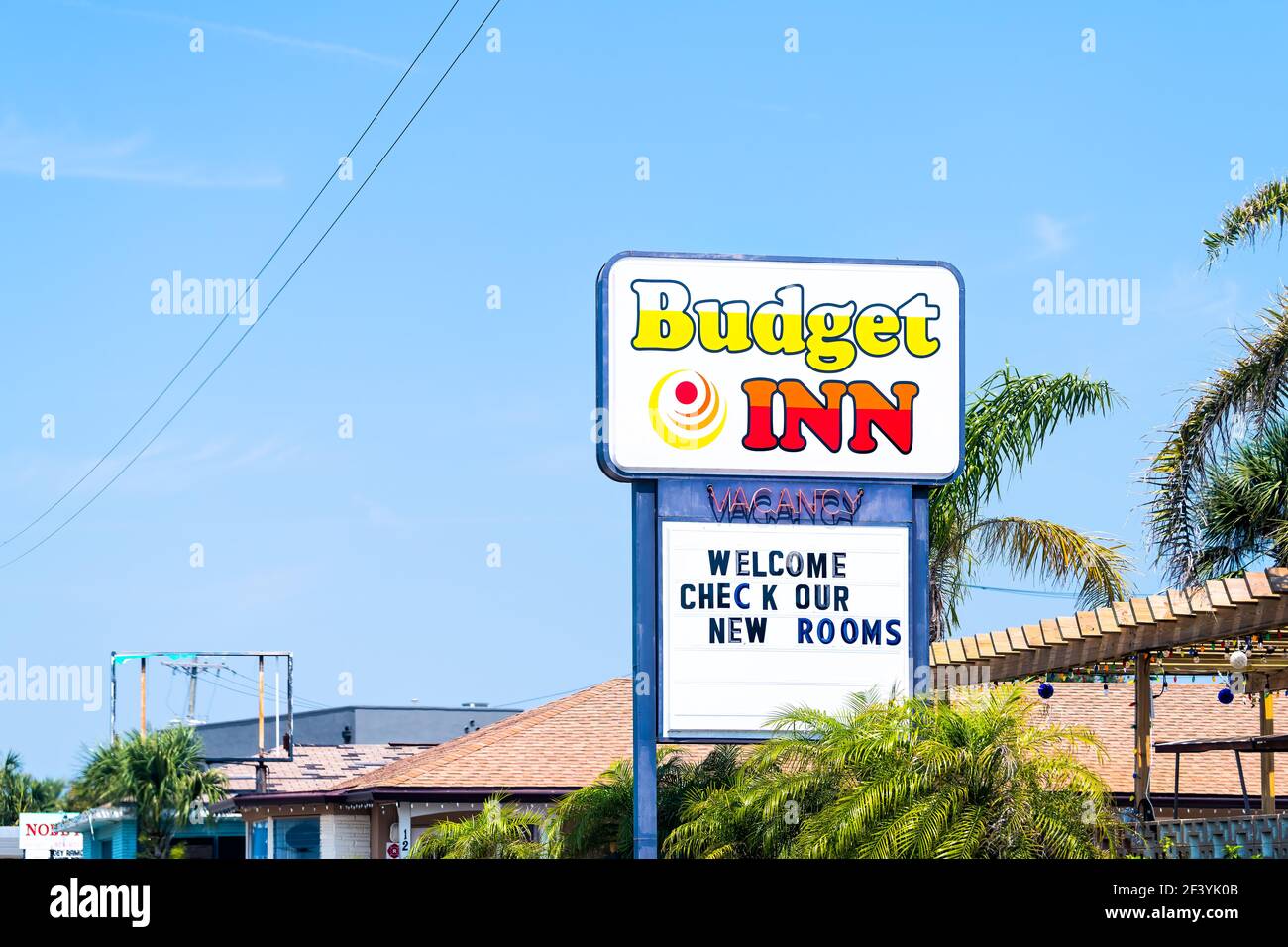 St. Augustine, Stati Uniti d'America - 10 maggio 2018: Cartello Budget Inn hotel motel sulla città tropicale dell'isola della Florida in estate con annuncio per la vacanza e le nuove camere Foto Stock