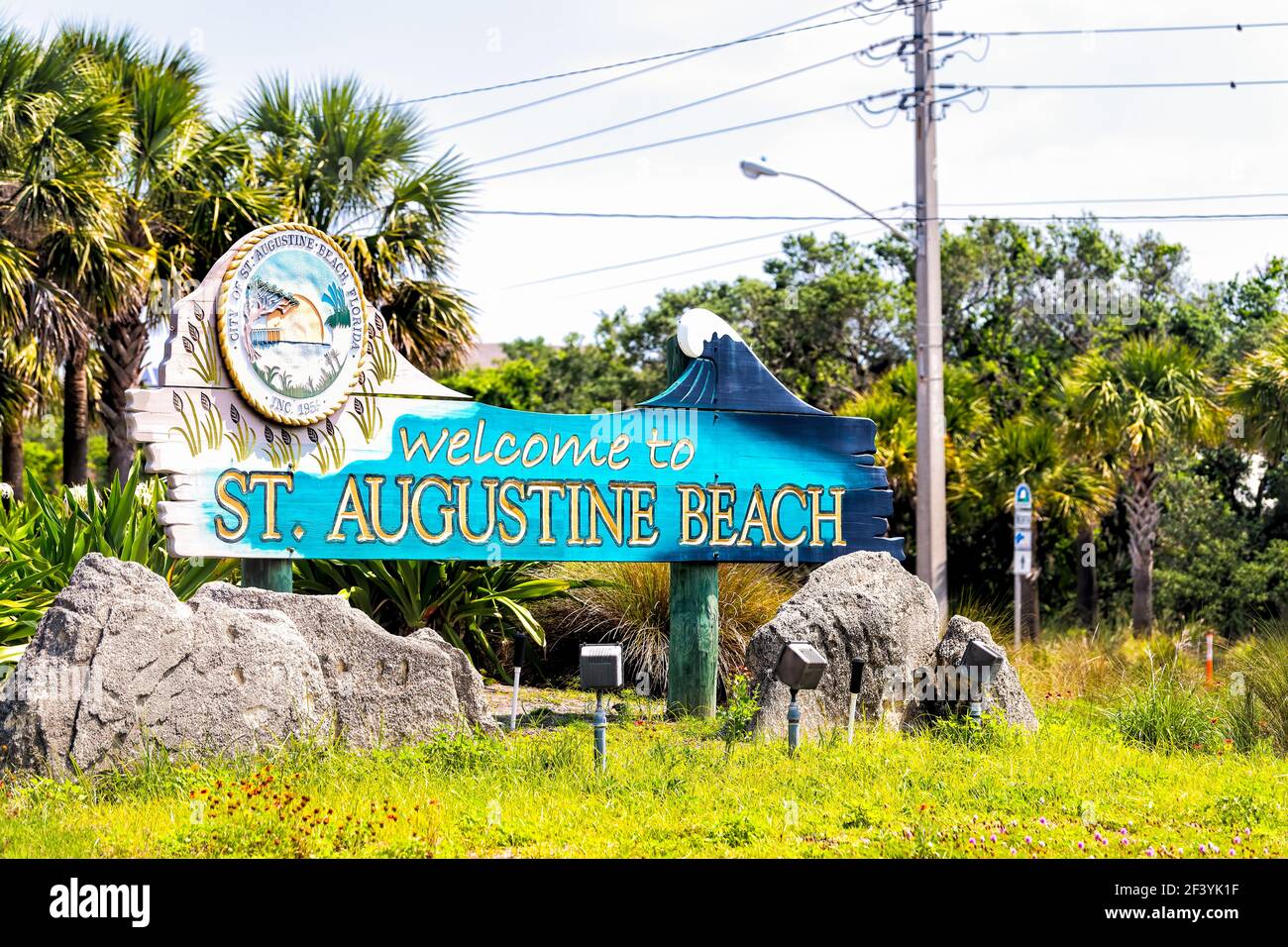 St. Augustine Beach, USA - 10 maggio 2018: Benvenuto a St. Augustine Beach, piccola città della Florida segno in estate stabilito in 1959 sull'oceano Atlantico Foto Stock