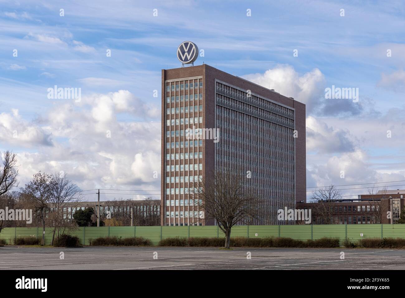 Il vecchio quartier generale della Volkswagen è un importante punto di riferimento nella città tedesca di Wolfsburg. Foto Stock