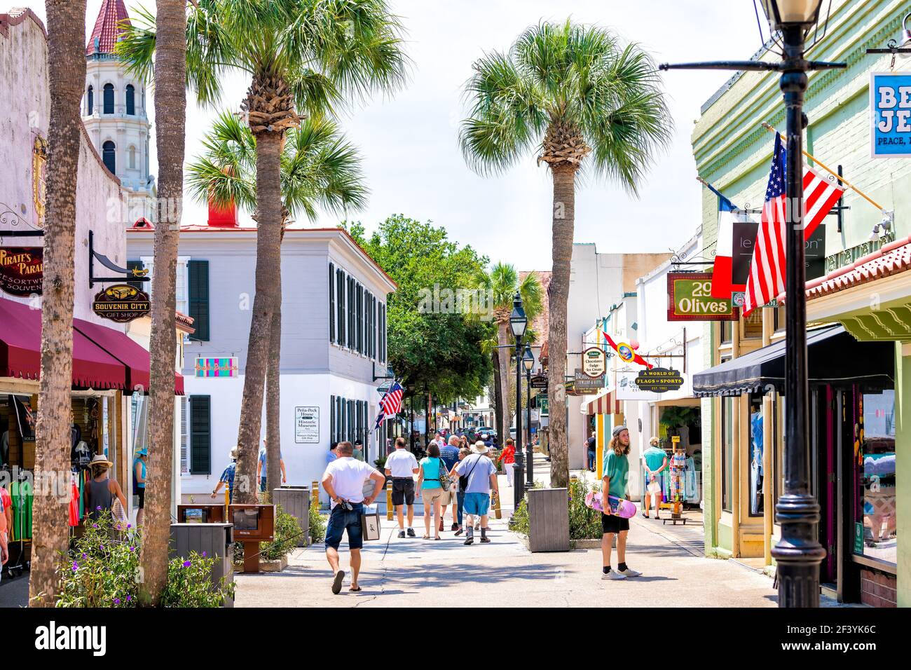 St. Augustine, USA - 10 maggio 2018: St. George Street con la gente che fa shopping a piedi nei negozi e ristoranti del centro storico della città della Florida Foto Stock