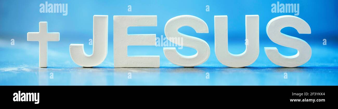 Nome GESÙ fatto con lettere di cemento su sfondo blu chiaro marmo. Spazio di copia. Promemoria biblico, spirituale o cristiano Foto Stock