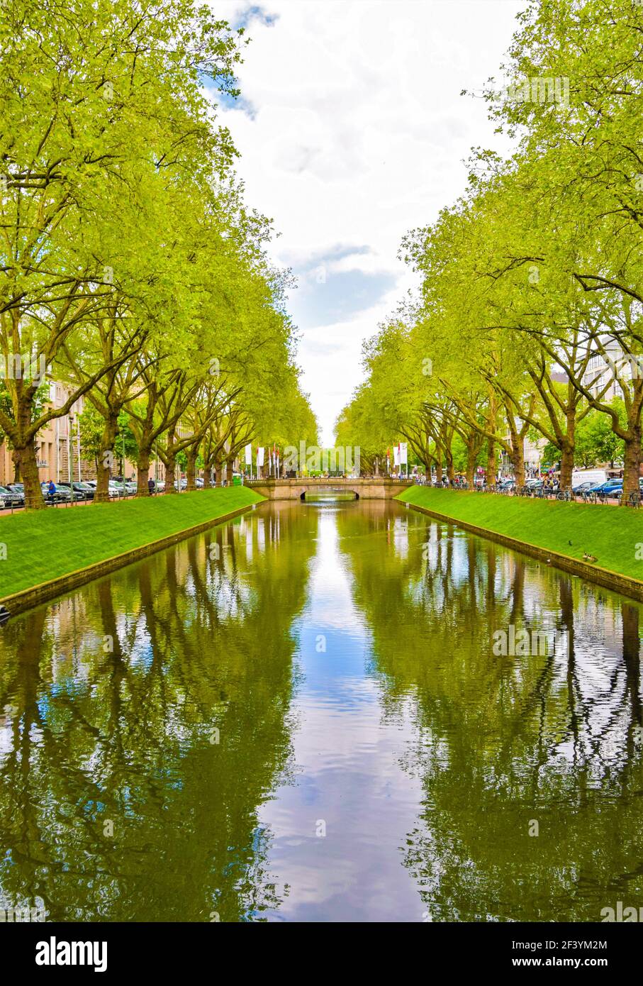 Konigsallee Canal Reflection, Dusseldorf, Germania Foto Stock