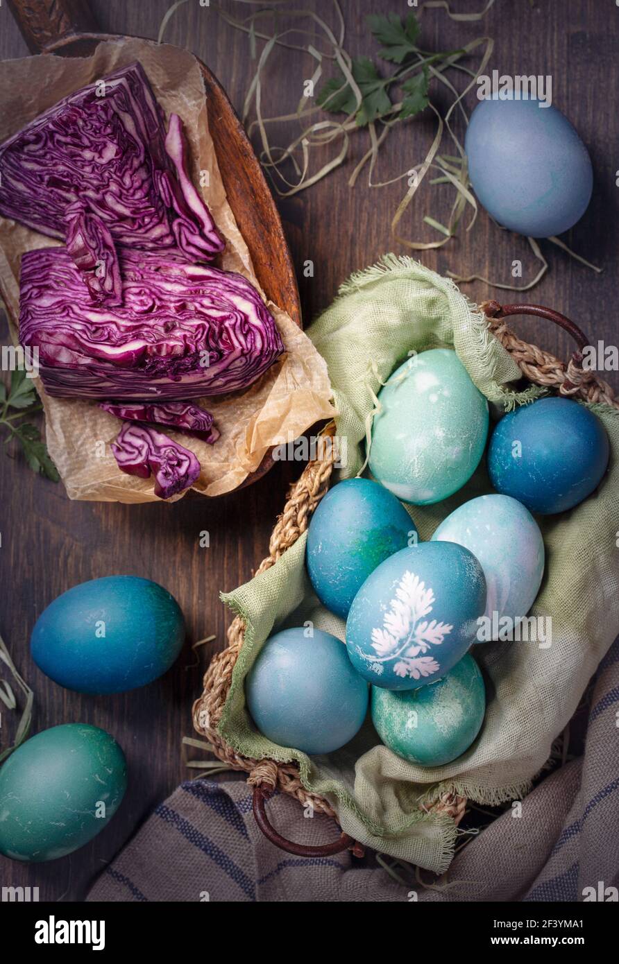 Uova di pasqua tinte naturali su sfondo ligneo. Colorato con cavolo rosso. Per il cavolo rosso verdolino con soda può essere usato. Foto Stock