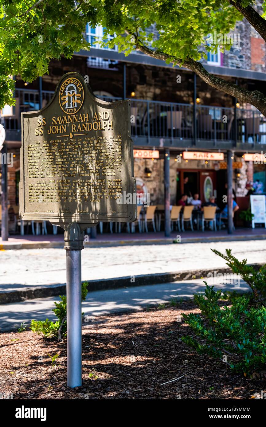 Savannah, USA - 11 maggio 2018: Old Town River Street nella città di Georgia con SS Savannah e SS John Randolph Steamboat segno che commemorano la croce Foto Stock