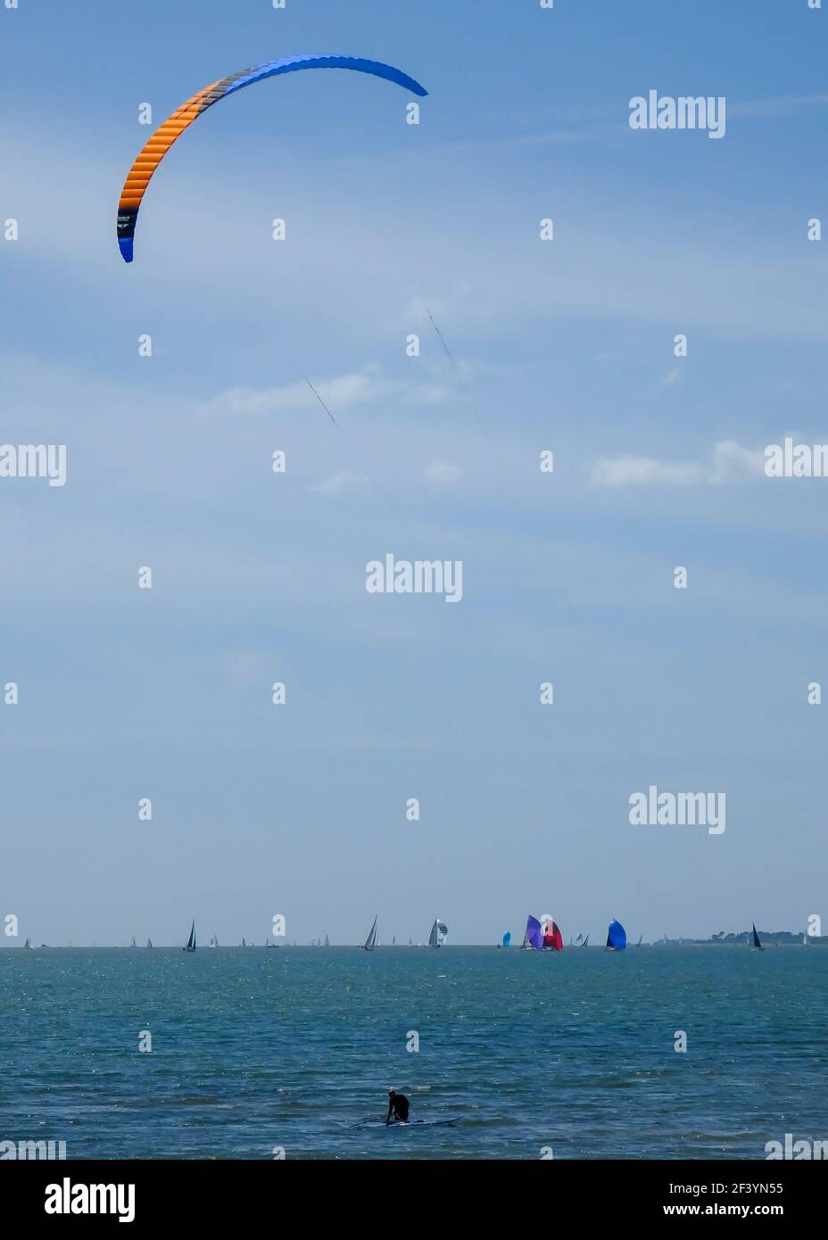 kite surfer divertirsi in una giornata di primavera brillante Foto Stock