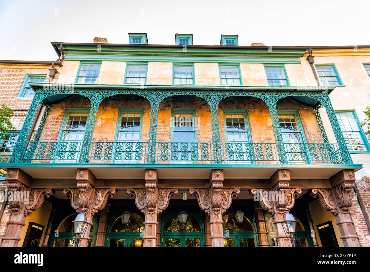 Charleston, Stati Uniti d'America - 12 maggio 2018: Banchina strada teatro edificio facciata con file di colonne stucco architettura federale a Charleston, South Carolina Fre Foto Stock