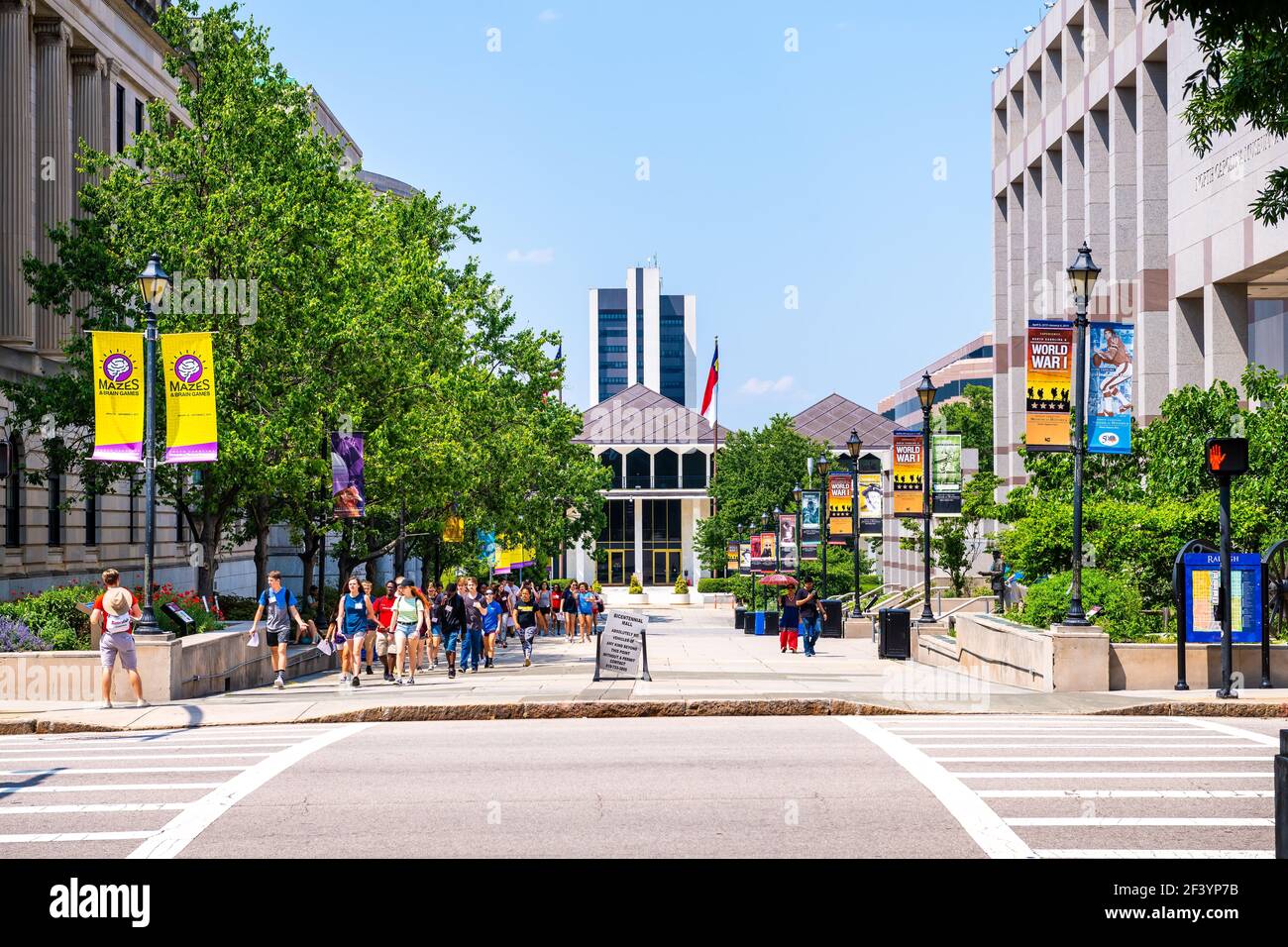 Raleigh, USA - 12 maggio 2018: North Carolina Museum of natural sciences and history in Downtown with School trip people by state legislatur Foto Stock