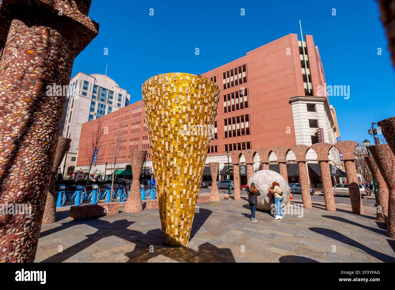 Installazione di arte pubblica all'angolo di Filbert Street e. N 12th Street Philadelphia Pennsylvania Foto Stock