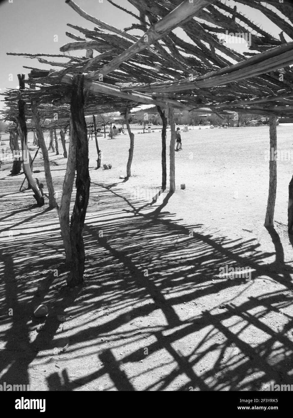 Dettagli che circondano la Missione San Xavier vicino a Tucson, Arizona, tra cui una porzione della chiesa, la porta d'ingresso e un ramada per la protezione del sole. Foto Stock