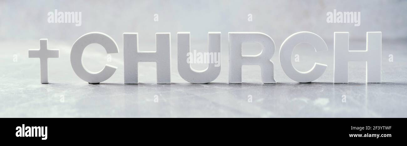 Parola Chiesa fatta con lettere di cemento e croce su sfondo grigio marmo. Spazio di copia. Promemoria biblico, spirituale o cristiano Foto Stock