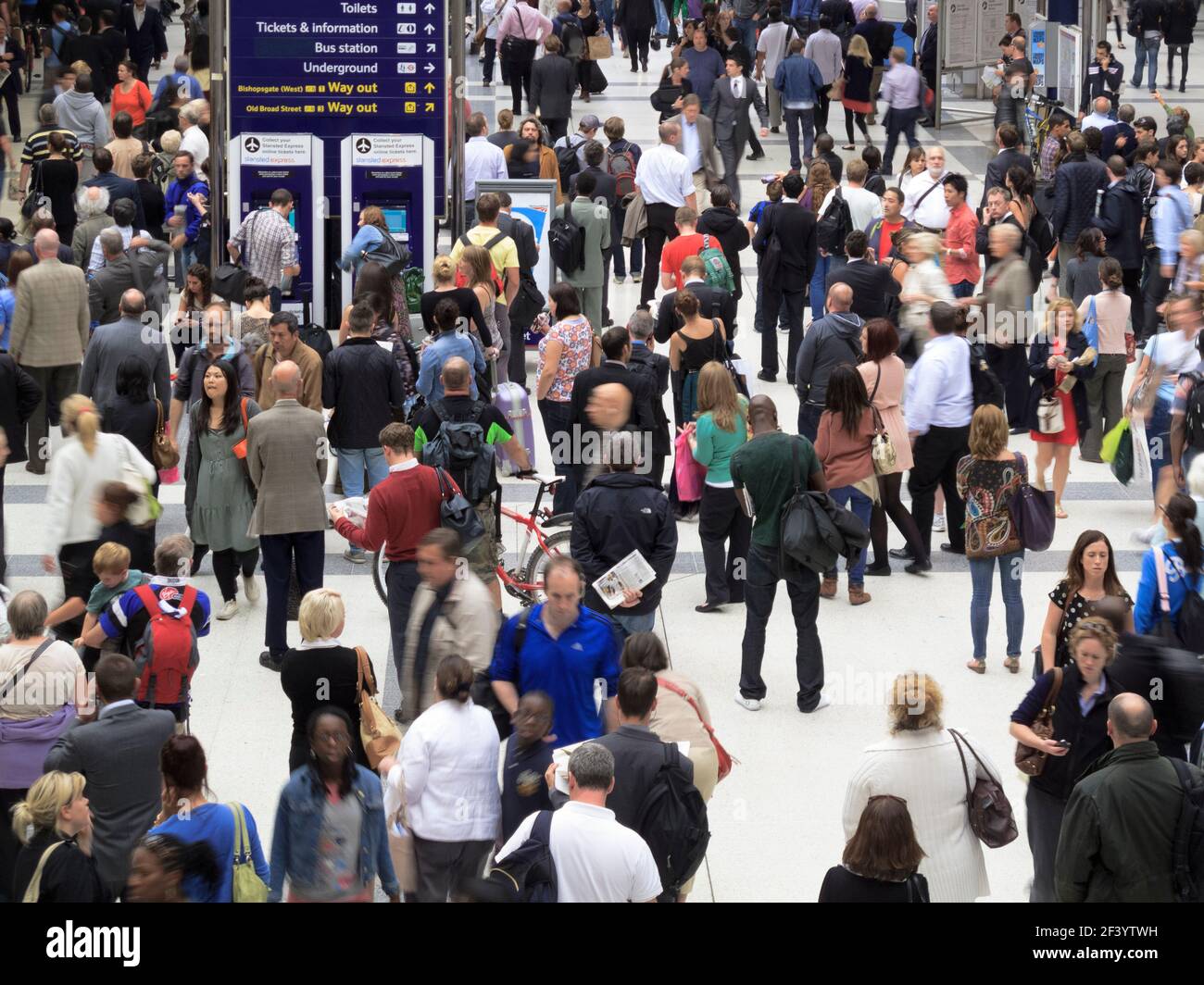 Liverpool Street Station, circa 2011, affollata di pendolari durante le ore di punta, Londra, Regno Unito Foto Stock