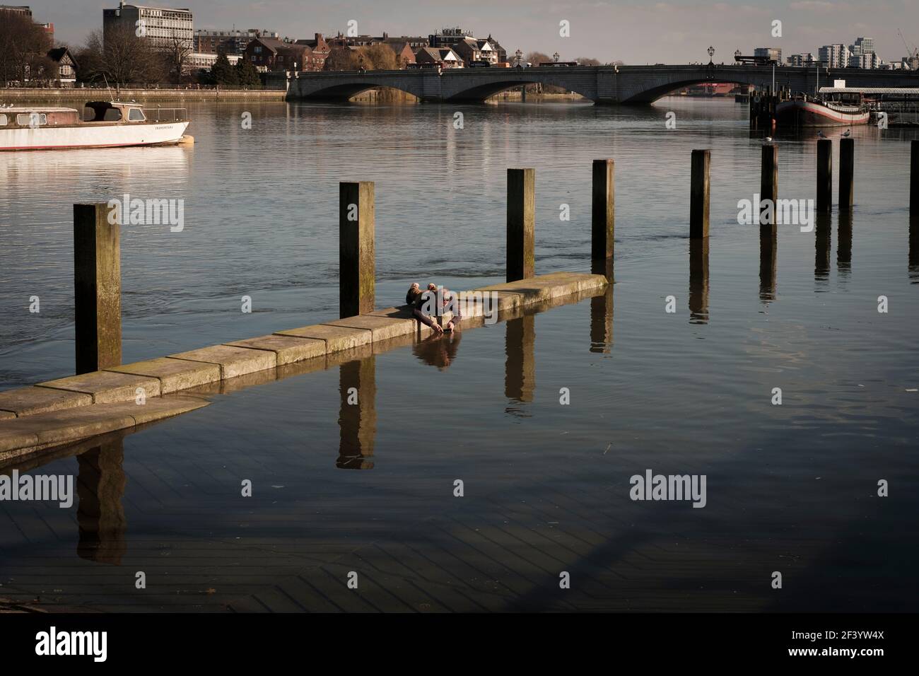 Uomo che scatta foto subacquee con il suo telefono, Putney, Londra, Inghilterra Foto Stock