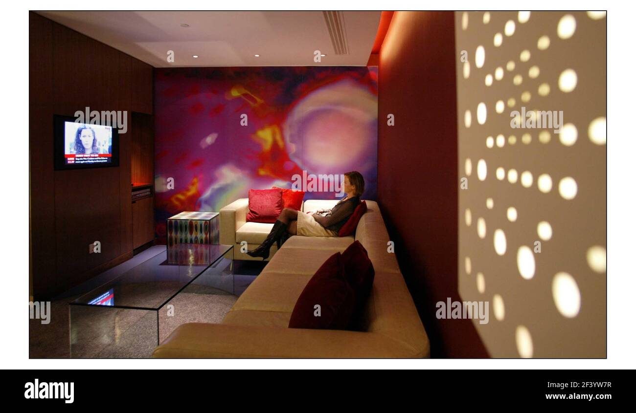 Nuovi spogliatoi... gli studi BBC hanno completato la prima fase di un progetto per riprogettare le aree di lavoro e relax. I nuovi spogliatoi, le Green Rooms e le Superstar Suite sono stati progettati per creare spazi funzionali e funzionali. pic David Sandison 14/11/2003 Foto Stock