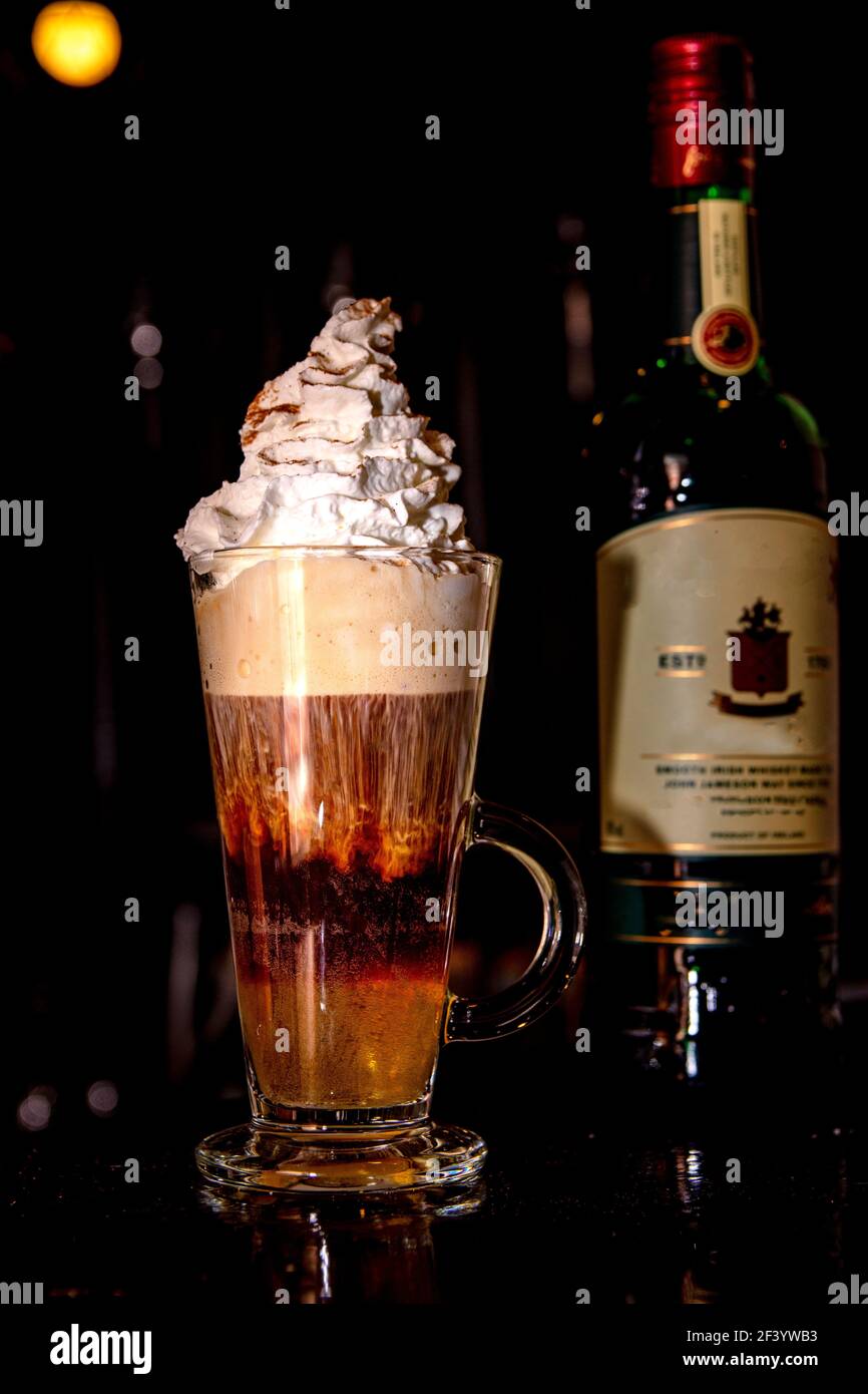 In casa caffè irlandese con il whiskey e panna montata Foto Stock