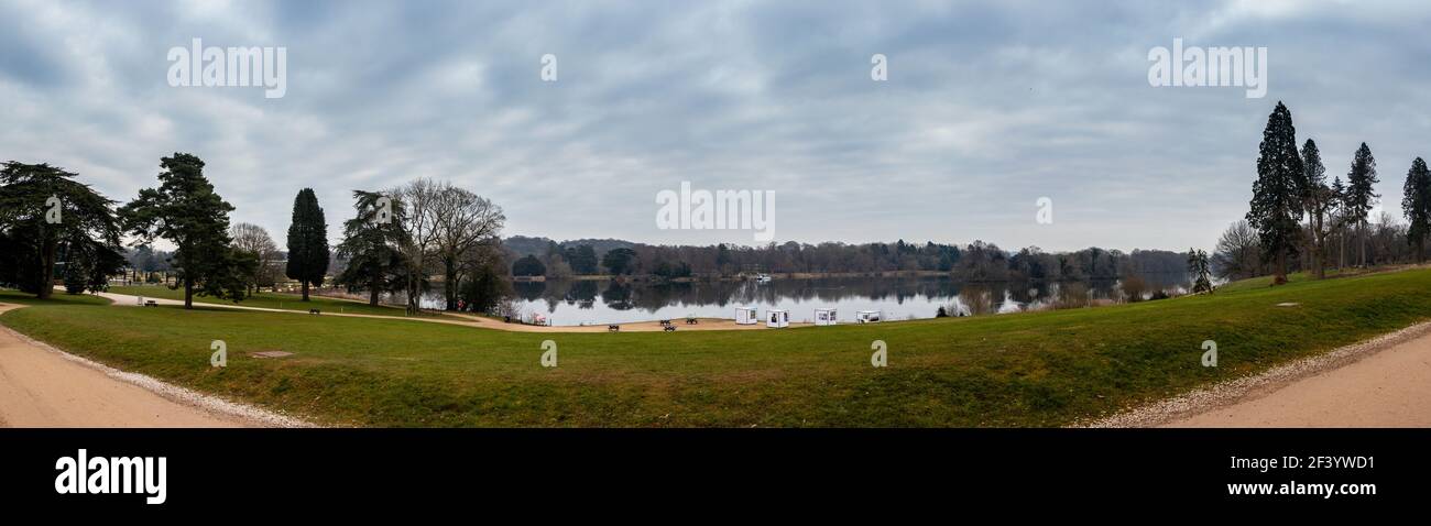 Ampio panorama del lago a Trentham Gardens in staffordshire Foto Stock