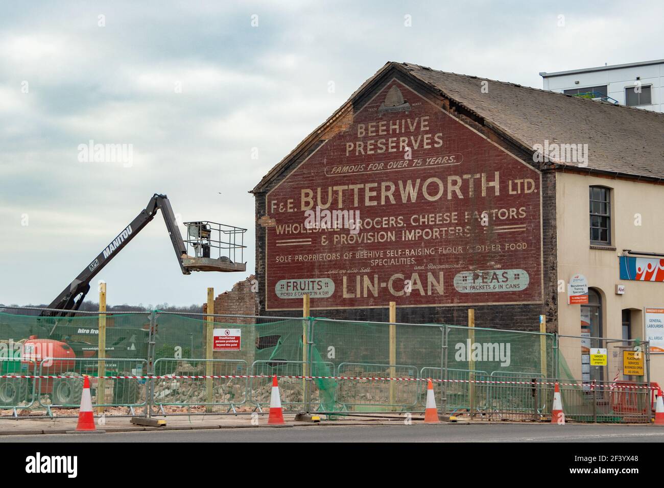 Segno fantasma rivelato sul lato dell'edificio a Newcastle Under lyme dopo la demolizione Foto Stock
