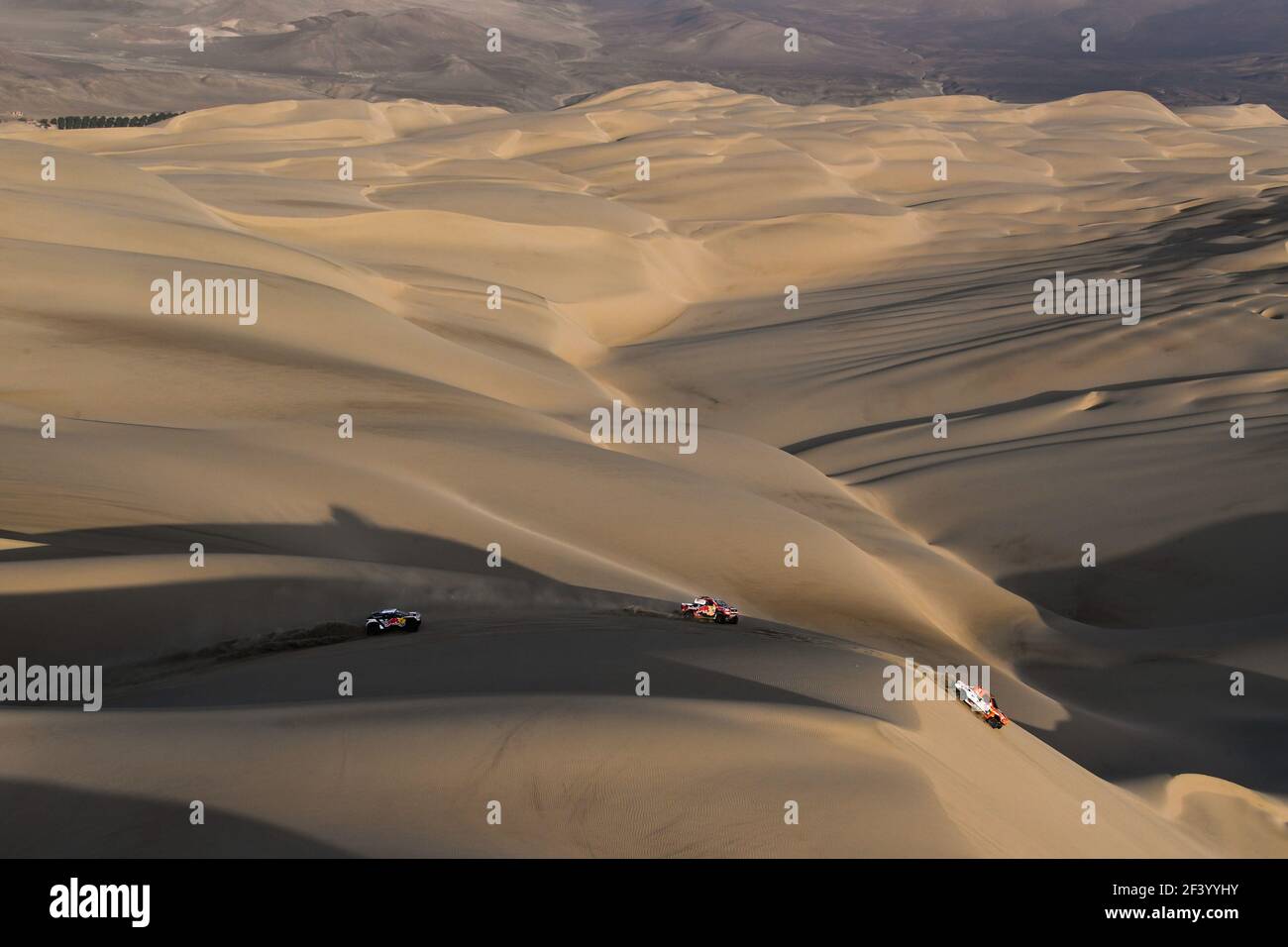 306 LOEB SEBASTIEN (FRA), ELENA DANIEL (MCO), PEUGEOT 3008 DKR, AUTO, AUTO, 301 al-ATTIYAH NASSER (QAT) Legende, BAUMEL MATTHIEU (fra) Legende, TOYOTA Hilux, auto, auto, 311 PROKOP MARTIN (CZE), TOMANEK JAN (CZE), FORD, auto, auto, auto, Azione durante la Dakar 2018, fase 5 San Juan De Marcona ad Arequipa, Perù, 10 gennaio, Perù, 9 gennaio - Foto Eric Vargiolu / DPPI Foto Stock