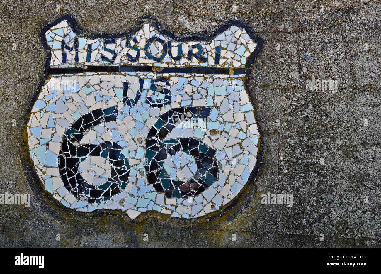 Un'artistica autostrada US 66 al College Street Great Mosaic Wall a Springfield, Missouri, di fronte al luogo di nascita della Route 66 Roadside Park. Foto Stock