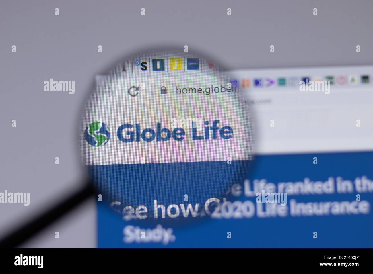 New York, USA - 18 Marzo 2021: Icona del logo di Globe Life sul sito, Editoriale illustrativo Foto Stock