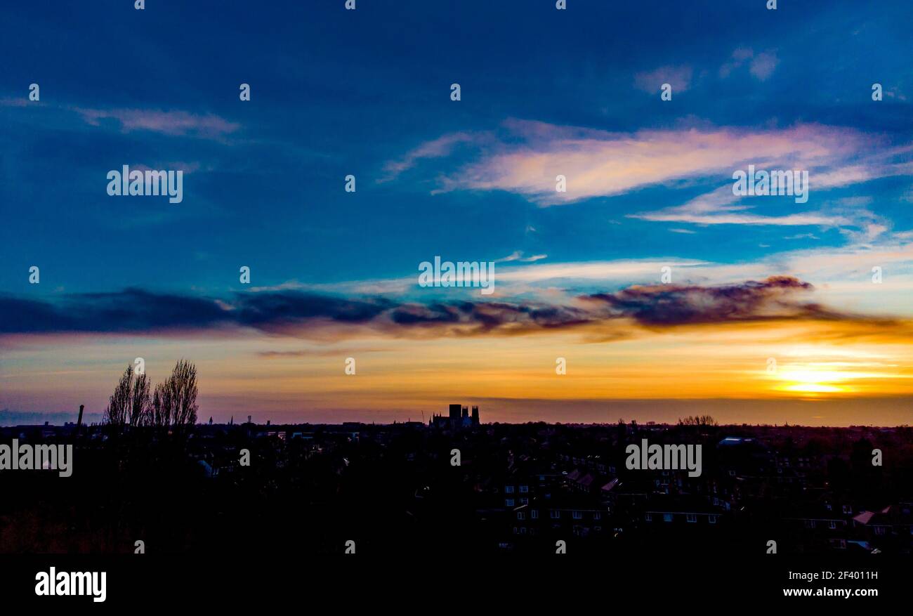 Vista aerea dello skyline di York, guardando a sud-ovest al tramonto con la cattedrale di York in lontananza. REGNO UNITO Foto Stock