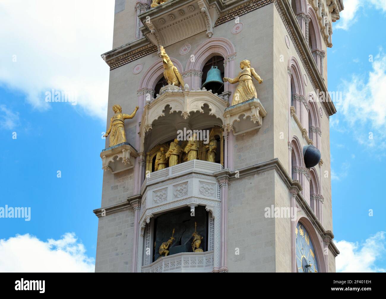 Figure commoventi sul campanile del Duomo di Messina, Cattedrale di Messina, Sicilia, Italia Foto Stock