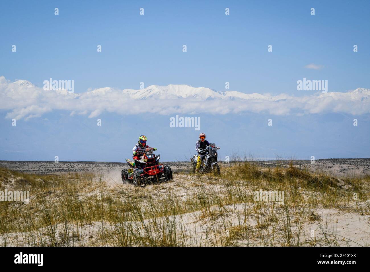 258 DOMASZEWSKI DANIEL (ARG), HONDA, quad, 115 LUNDIN JACK (CAN), HUSQVARNA, rookie, moto, Azione durante la Dakar 2018, fase 10 Salta a Belen, Argentina, gennaio 16 - Foto Eric Vargiolu / DPPI Foto Stock