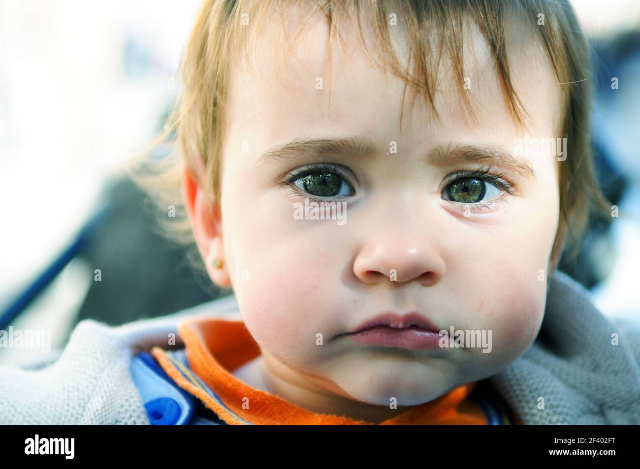 Close-up ritratto di happy Baby girl nove mesi di età all'aperto Foto Stock