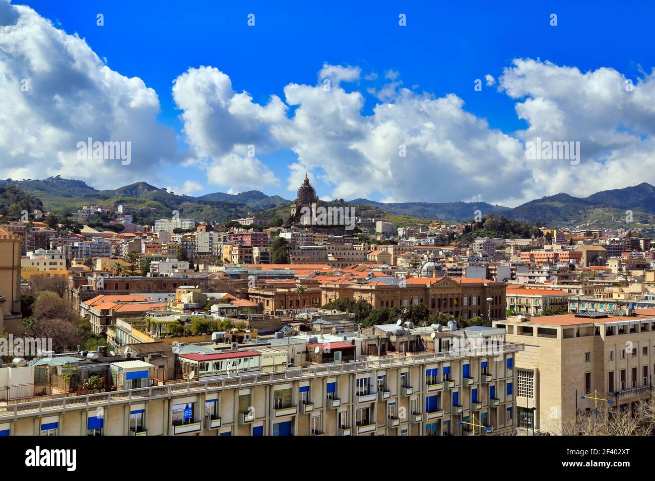 Vista sui tetti dal porto di Messina, Sicilia, con i monti Peloritani in lontananza Foto Stock