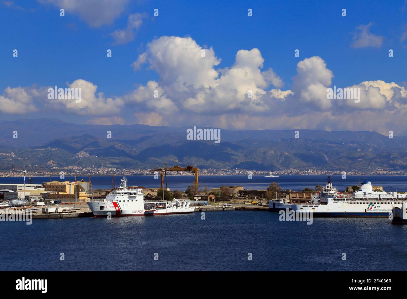 Porto di Messina con vista sullo stretto di Messina fino alla terraferma sullo sfondo, Sicilia, Italia Foto Stock