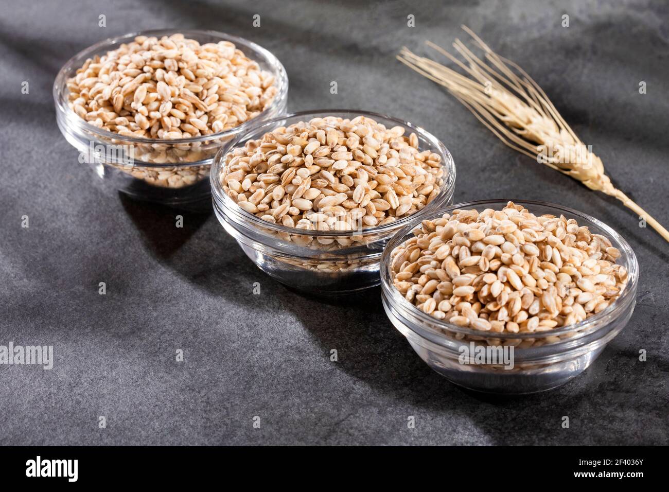 Orzo perlato in tre ciotole di vetro - Hordeum vulgare Foto Stock