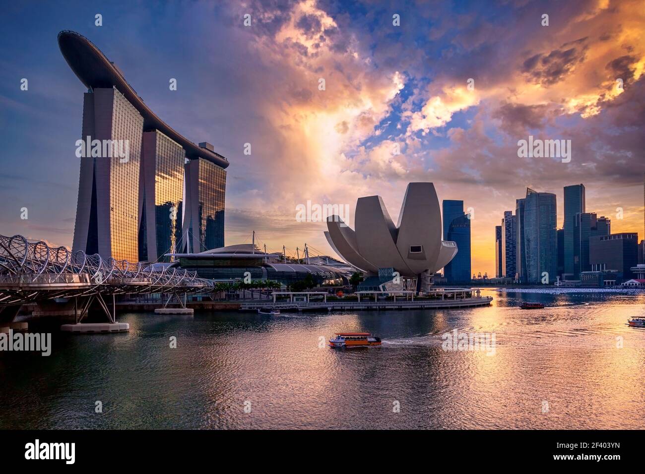 Il ponte di elica, Marina Bay Sands e ArtScience museum con il centro in background, Singapore Foto Stock