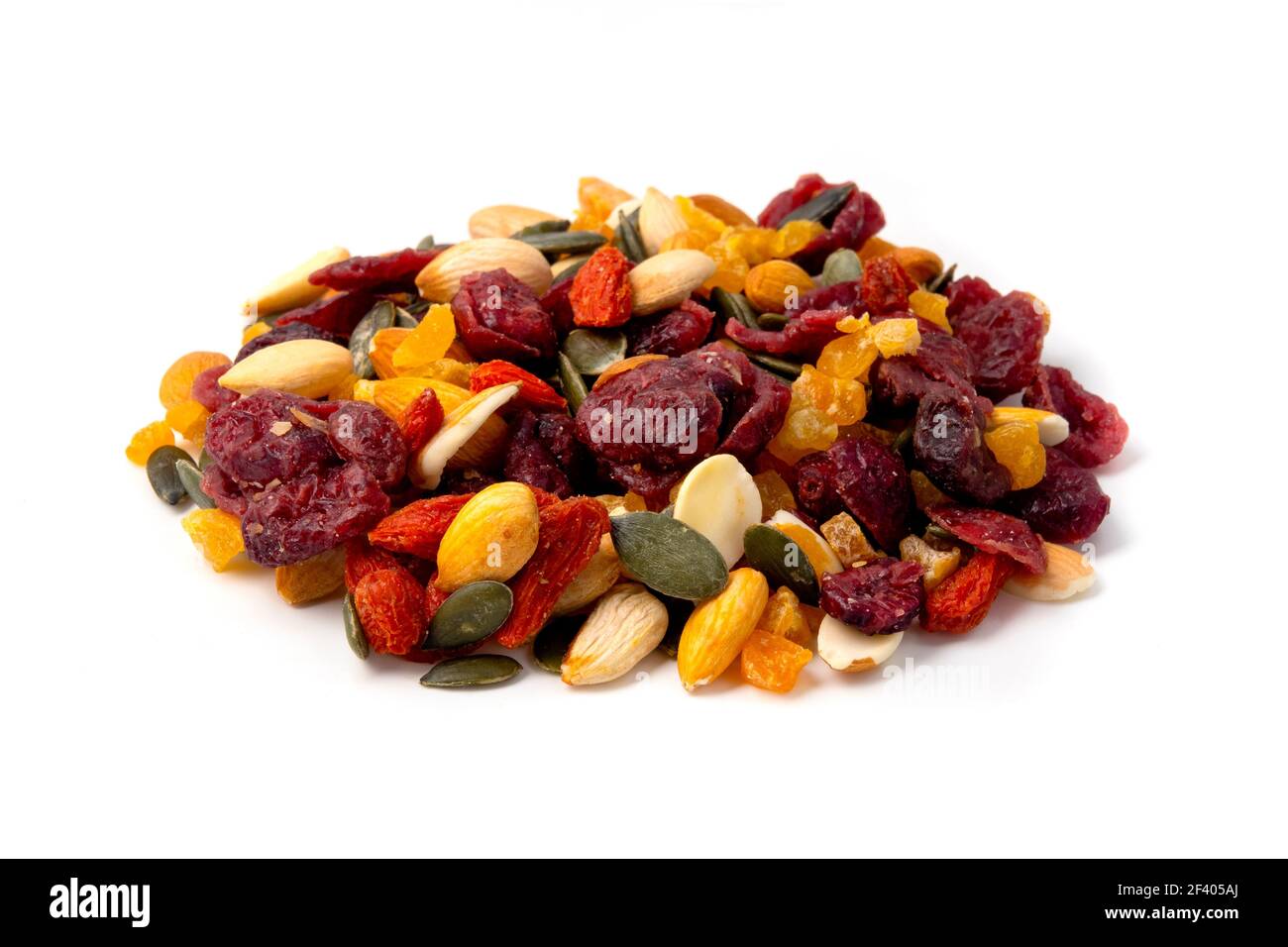 Trail mix con frutta secca, noci e uvetta su sfondo bianco Foto Stock