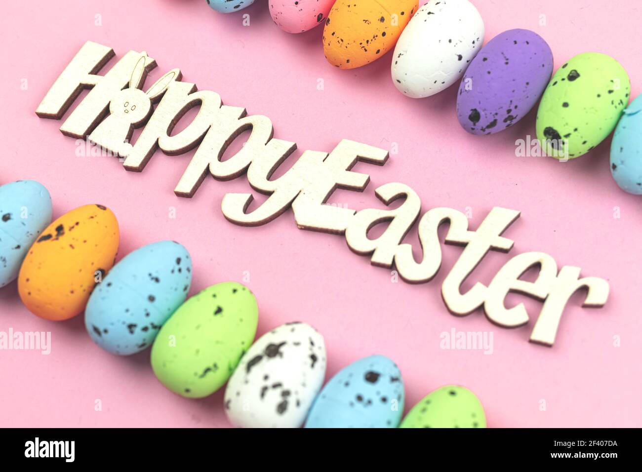 Felice Pasqua piatto stile laico biglietto di auguri e cartolina, concetto con testo e colorate uova di pasqua dipinti Foto Stock