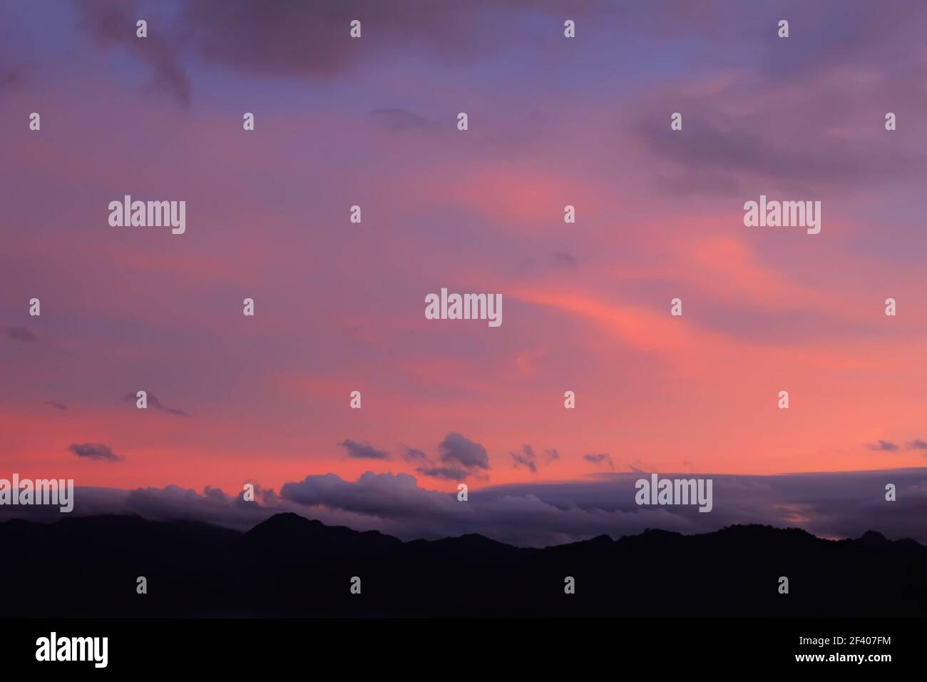 Affascinante silhouette di montagne e tramonto cielo rosa in sogno Foto Stock
