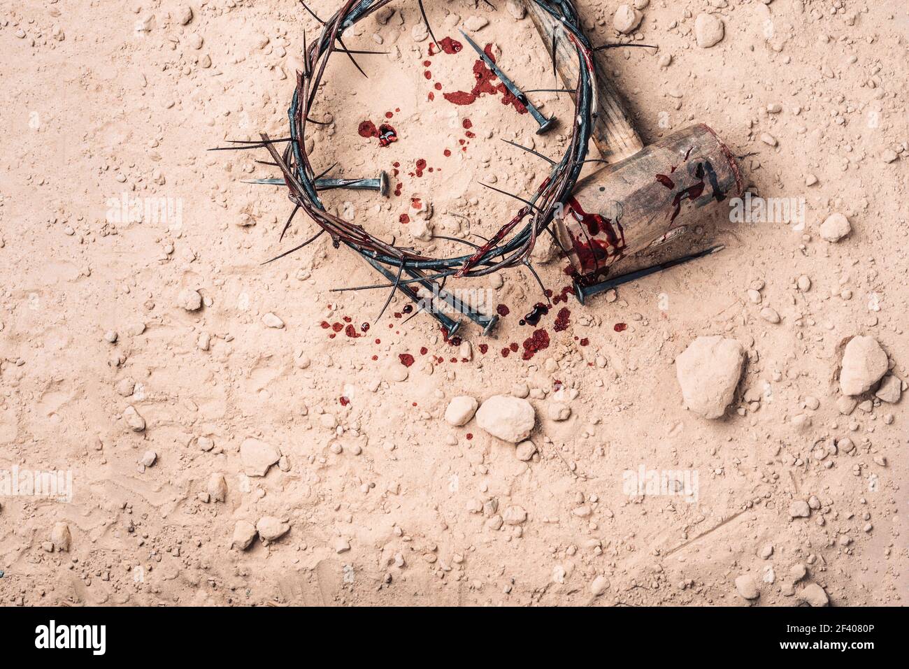Venerdì Santo, Passione di Gesù Cristo. Corona di spine, martello, unghie sanguinose a terra. Festa cristiana di Pasqua. Vista dall'alto, spazio di copia. Crocifissione Foto Stock