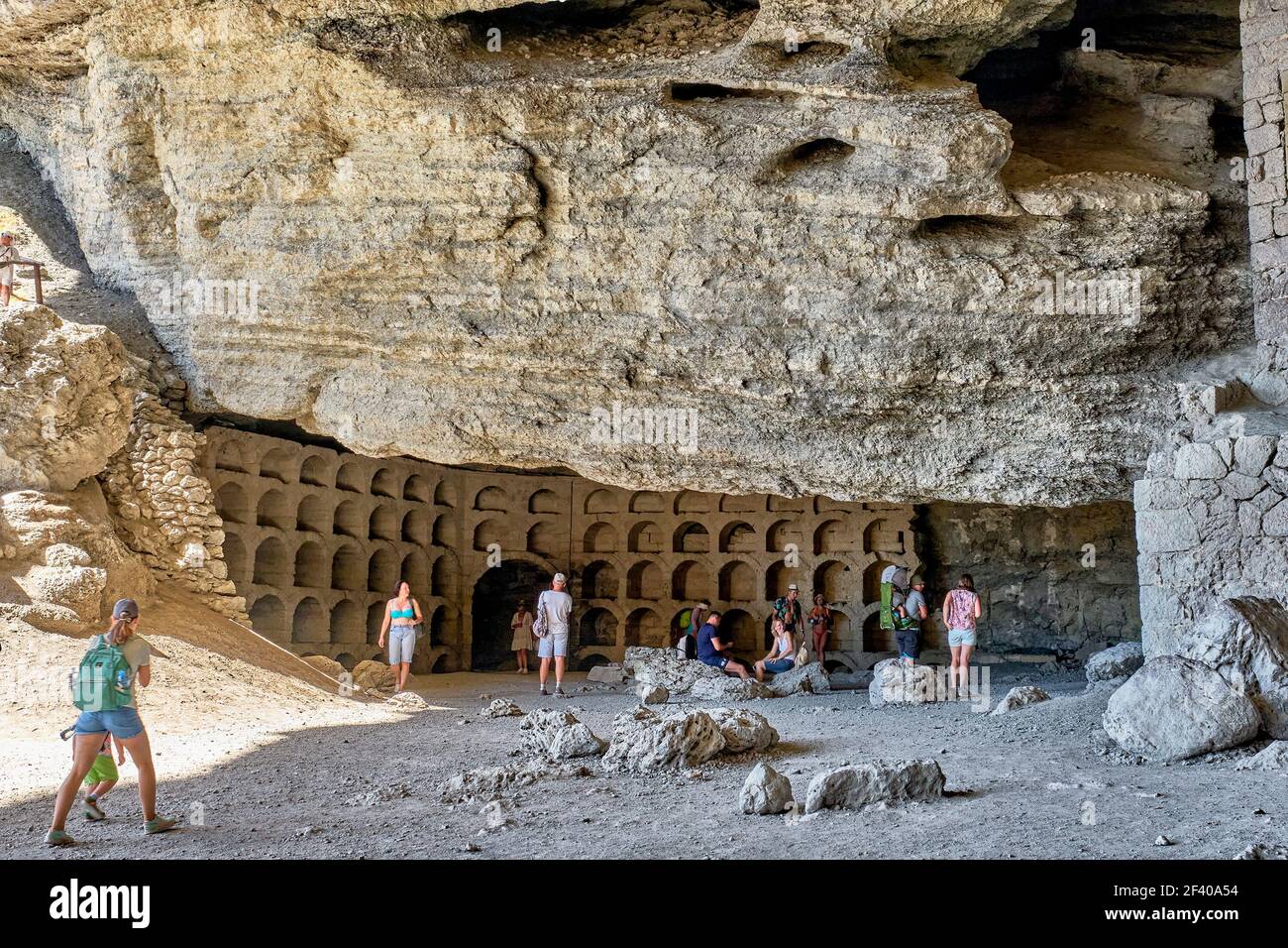 Sudak, Russia 14 settembre 2020 Mar Nero costa Crimea penisola persone che riposano nella grotta Golitsyn scolpito da Koba-Kaya montagna da onde Scenic Foto Stock