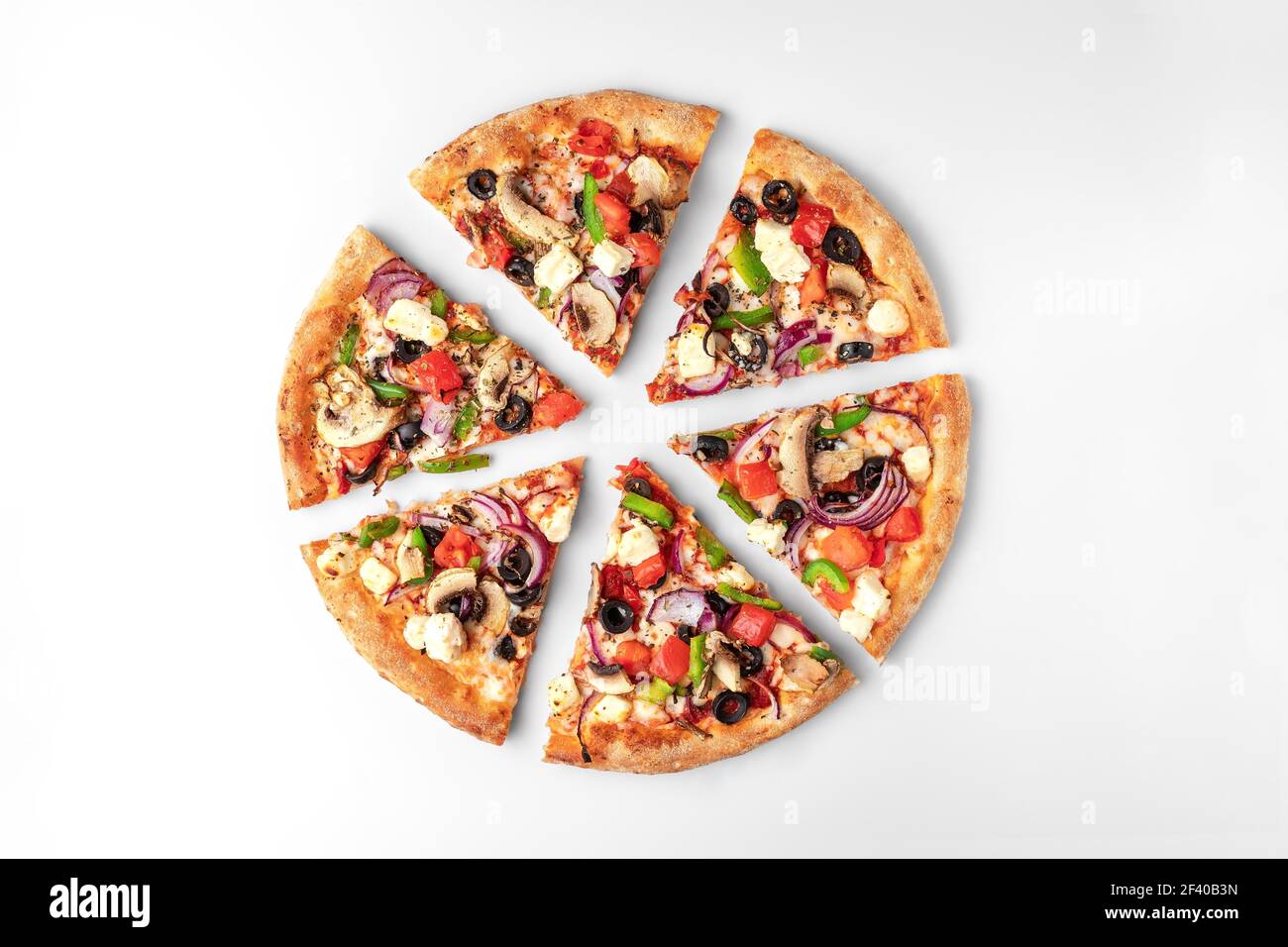 fette di pizza fresca rotonda con carne di pollo, verdure, funghi e formaggio vista dall'alto su sfondo bianco e grigio. ombra naturale con copia spac Foto Stock