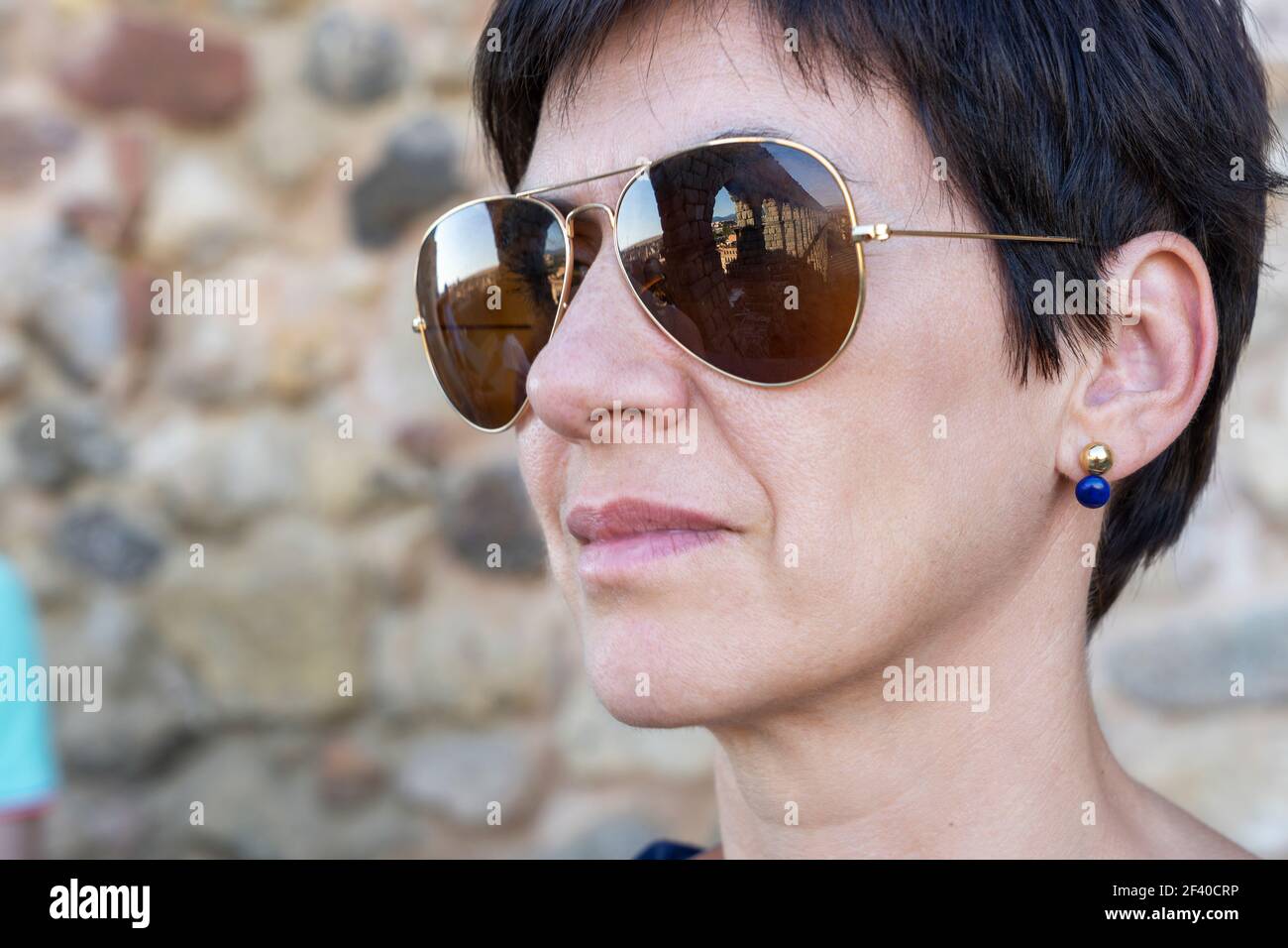 Acquedotto di Segovia riflesso negli occhiali da sole di una donna&rsquo;s. Concetto di viaggio. Spagna, Castiglia e Leon, Segovia. Foto Stock