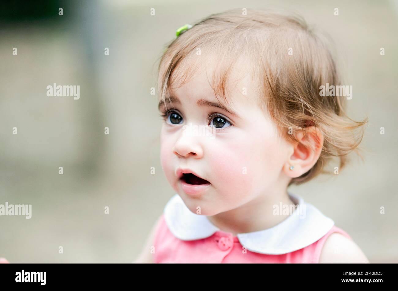 Adorabile bambina giocando in un parco urbano Foto Stock