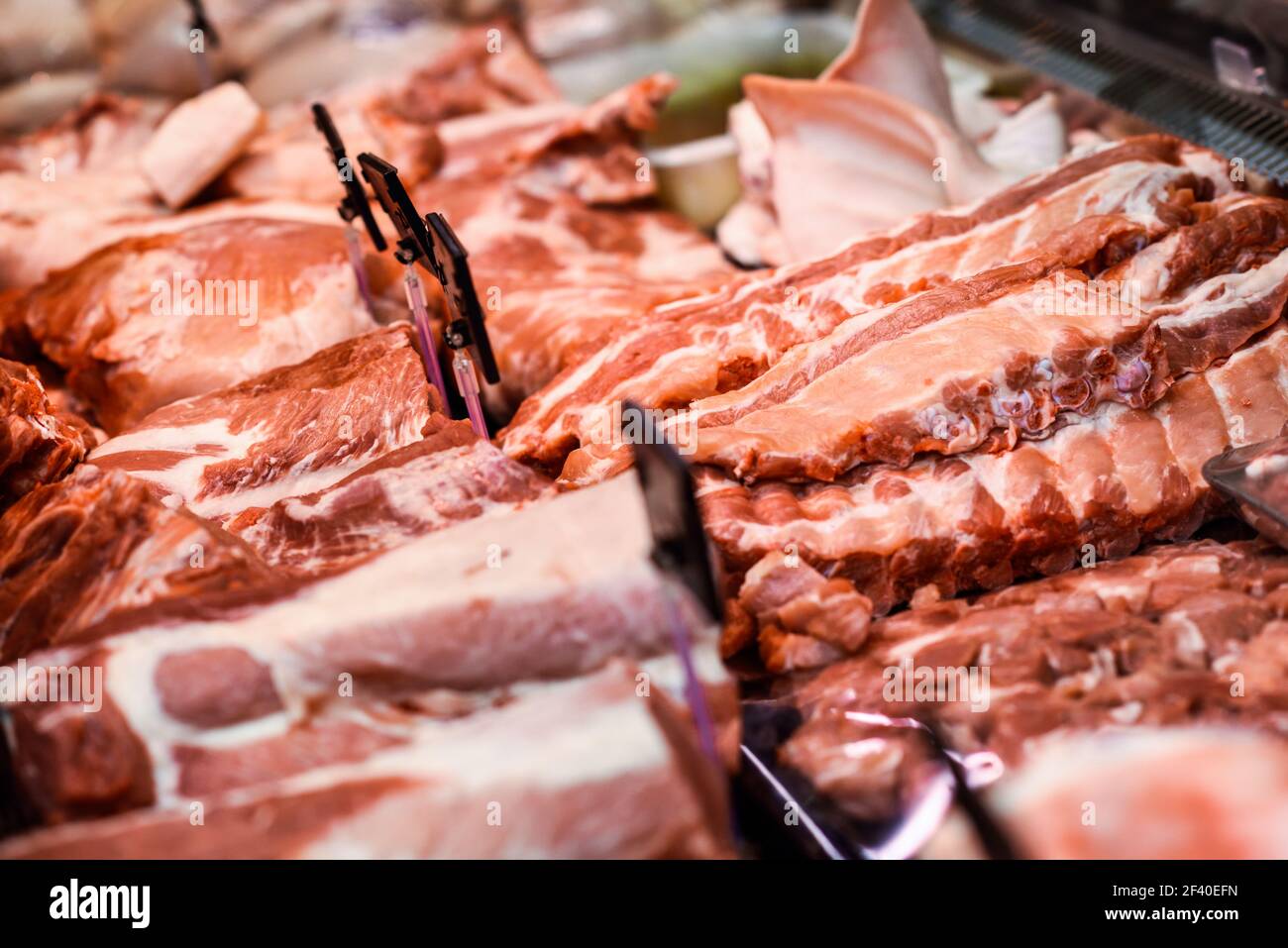 Crudo fresco di carne rossa al macellaio in vetrina refrigerata Foto Stock