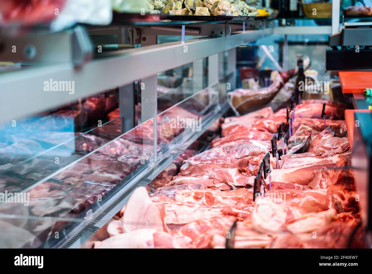 Crudo fresco di carne rossa al macellaio in vetrina refrigerata Foto Stock