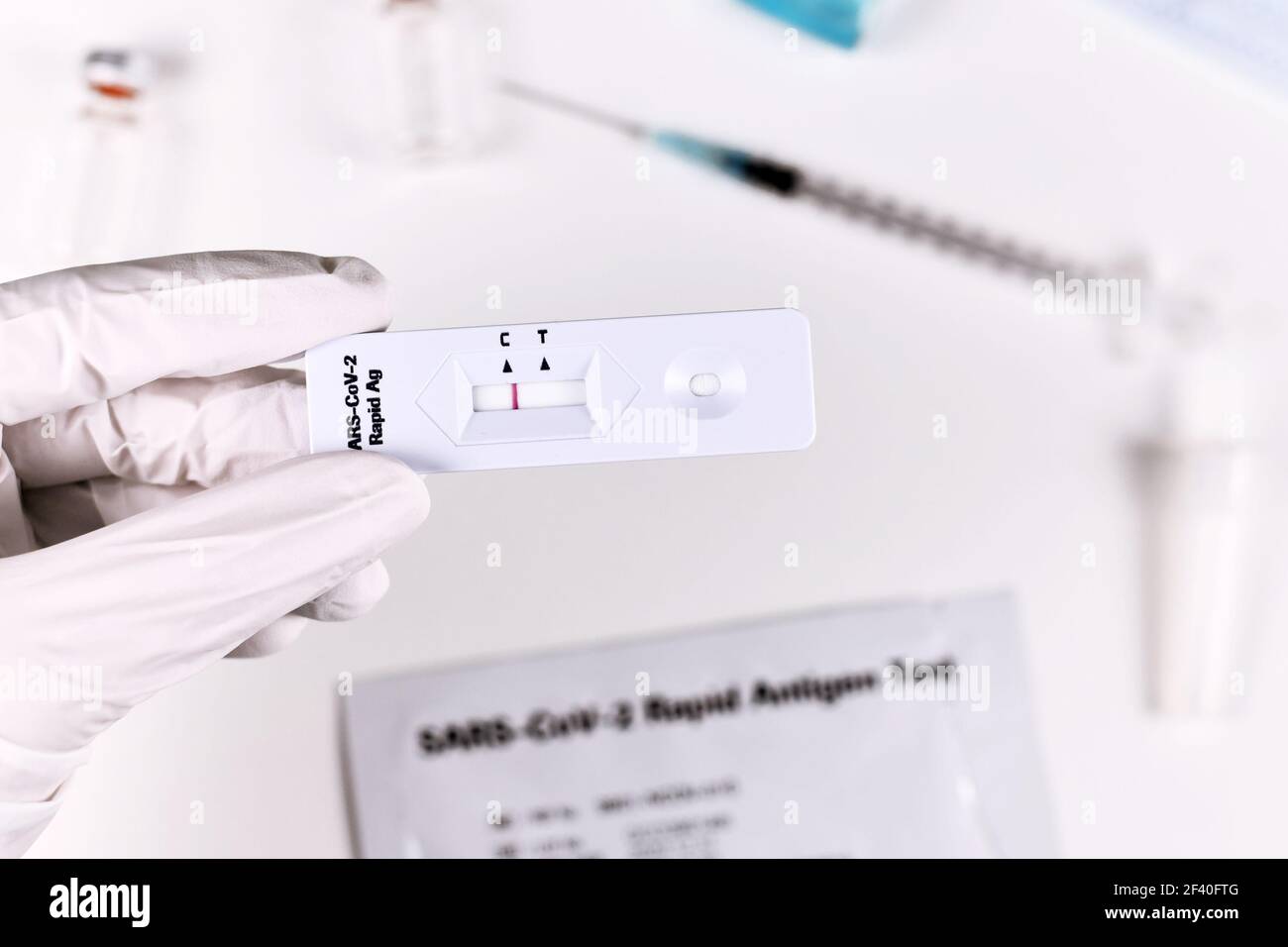 Test antigenico rapido del virus della corona con esito negativo Foto Stock