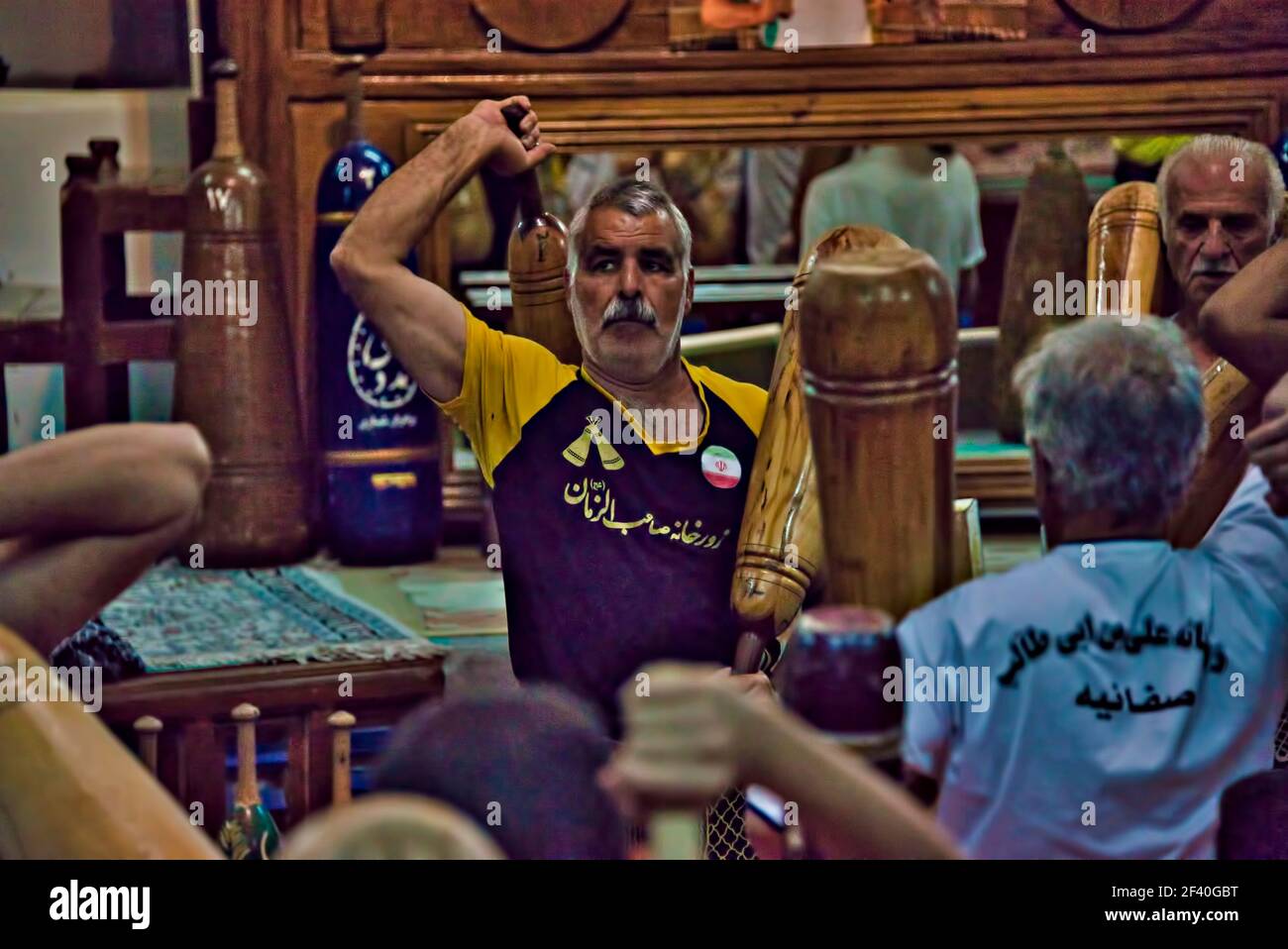 iraniani sportmen in uno spettacolo Zourkhaneh, Yazd, Iran. Patrimonio culturale immateriale dell'UNESCO. Foto Stock