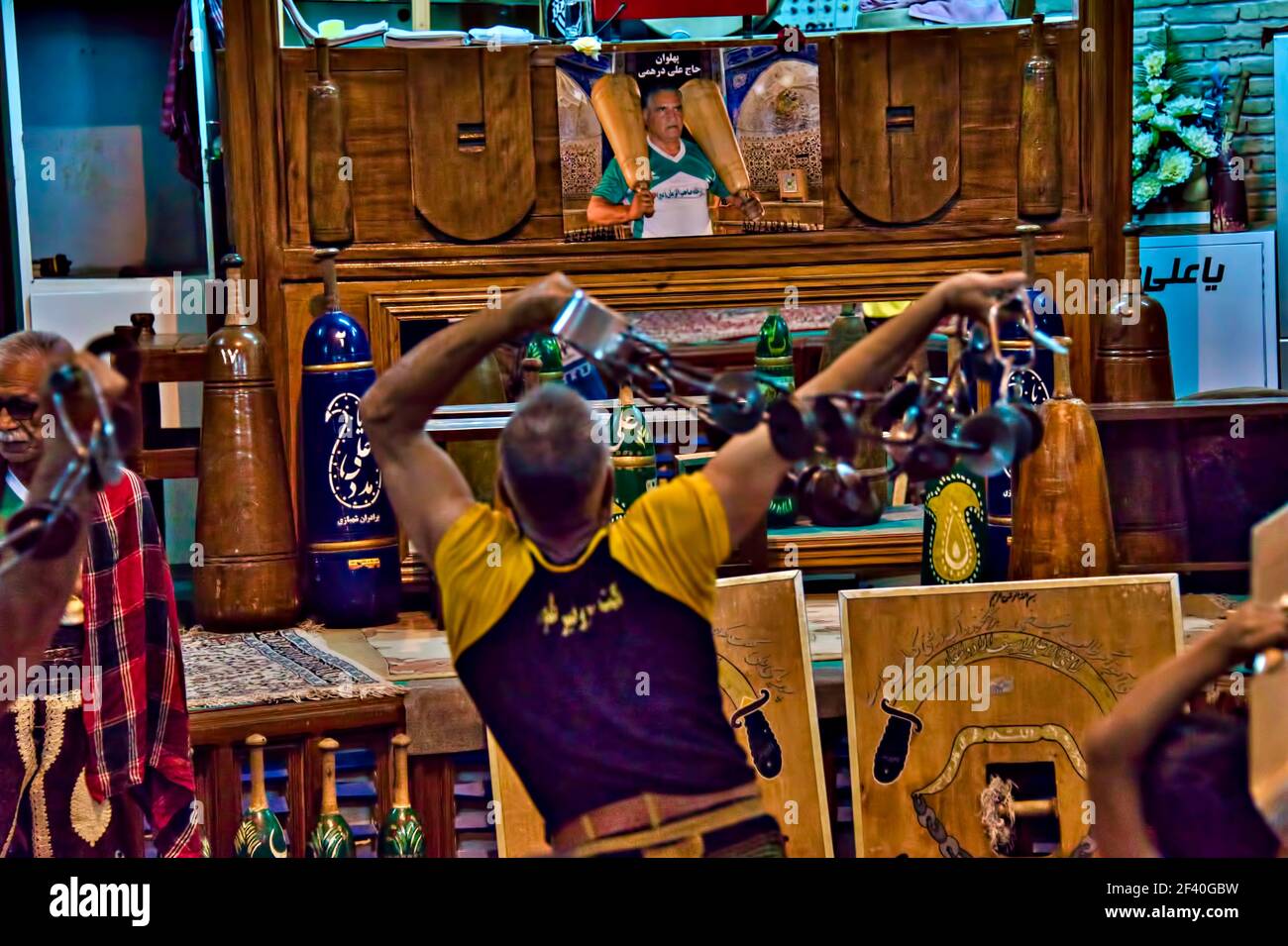 iraniani sportmen in uno spettacolo Zourkhaneh, Yazd, Iran. Patrimonio culturale immateriale dell'UNESCO. Foto Stock