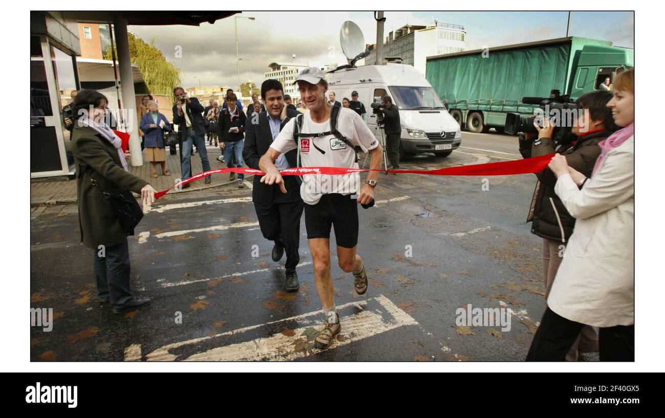 Sir Randulph Fiennes nella sua maratona di cinque giorni, in cinque paesi diversi, attraversa Londra nord per terminare la maratona a White City. Ha ancora due maratone in altri due paesi da completare.pic David Sandison 31/10/2003 Foto Stock