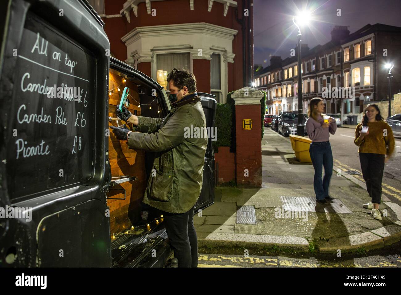 Pub on Wheels, un furgone che serve birra alla spina e una selezione di bevande alcoliche alla porta, servizio di rientro che è diventato popolare durante la chiusura. Foto Stock