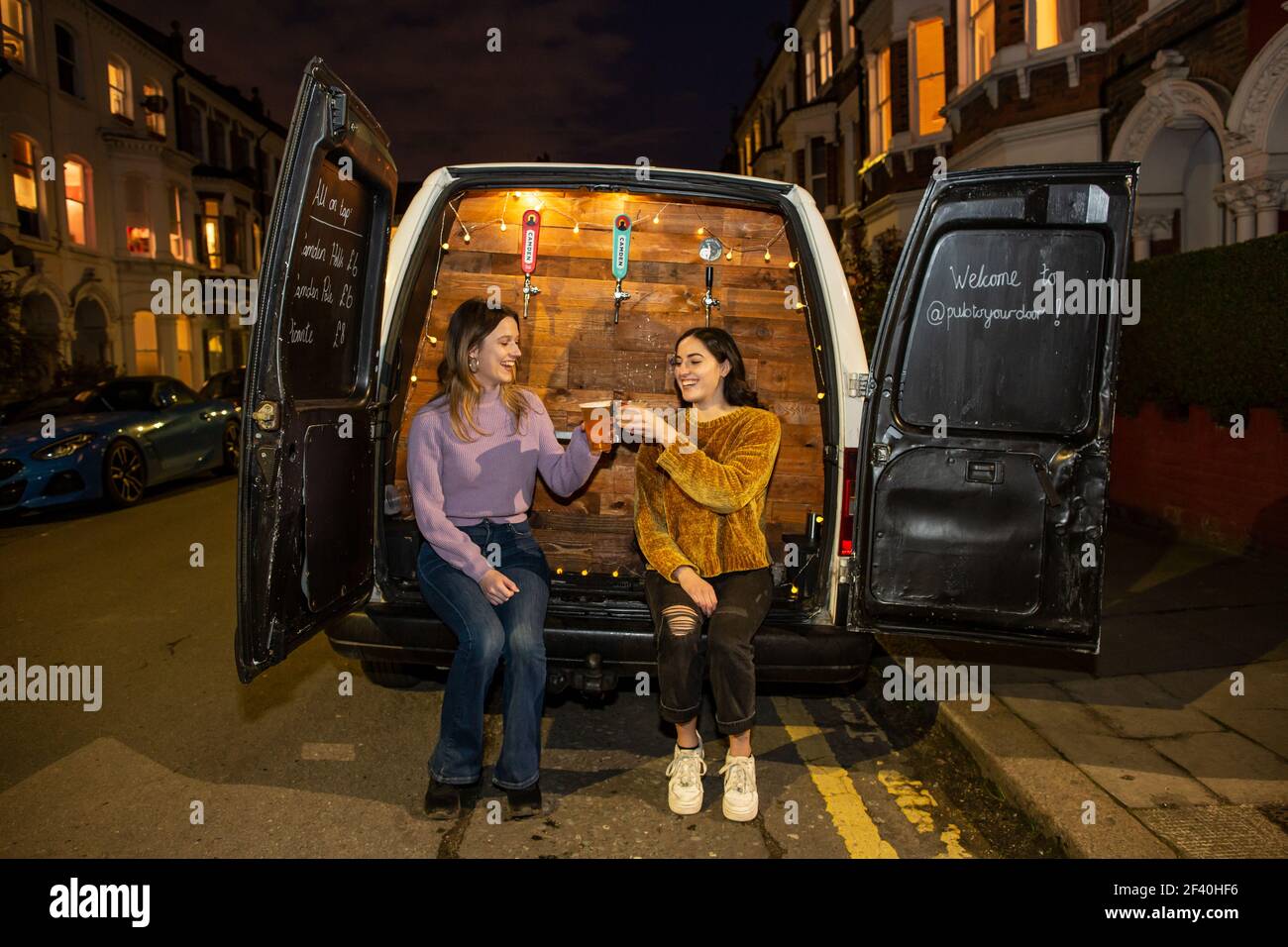 Pub on Wheels, un furgone che serve birra alla spina e una selezione di bevande alcoliche alla porta, servizio di rientro che è diventato popolare durante la chiusura. Foto Stock